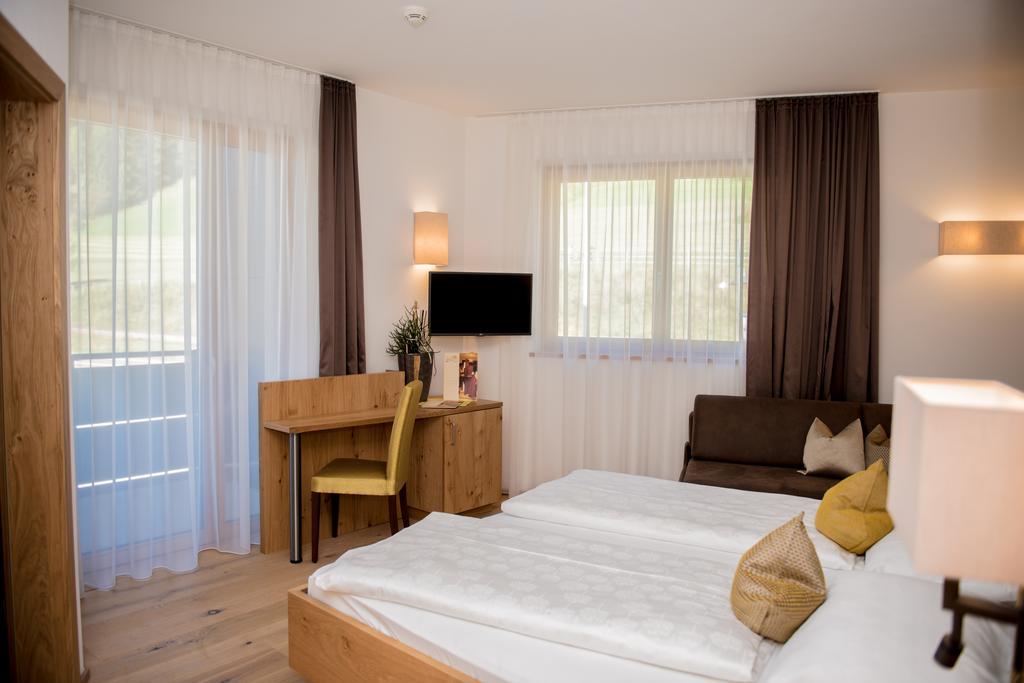 Hotel Löwe Innichen Exteriör bild