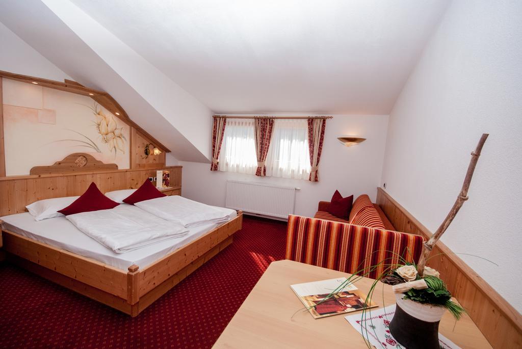 Hotel Löwe Innichen Exteriör bild